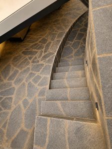 Rampa y escalera de piedra al garaje – reforma de terraza y patio en Pozuelo de Alarcón