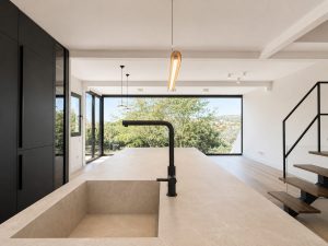 Cocina negra con isla – reforma integral de chalet en Los Peñascales, Torrelodones
