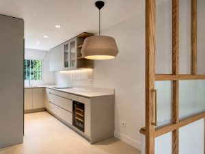 Cocina con encimera en cascada – reforma integral en Torrelodones