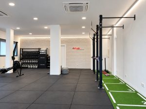 Sala de entrenamiento con iluminación LED – reforma de local para centro de entrenamiento en Torrelodones