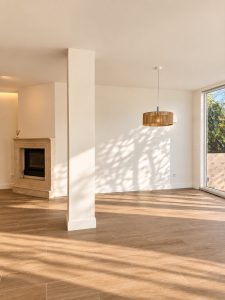 Salón con chimenea y pilar integrado, chalet adosado reformado en Alcobendas