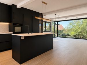 Cocina negra con isla – reforma integral de chalet en Los Peñascales, Torrelodones