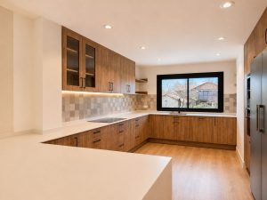 Cocina de madera con encimera porcelánica blanca – reforma integral de chalet en Torrelodones
