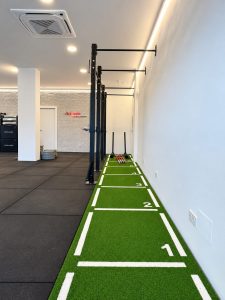 Sala de entrenamiento con iluminación LED – reforma de local para centro de entrenamiento en Torrelodones