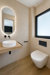 Aseo con lavabo sobre encimera de madera – reforma integral de chalet en Los Peñascales, Torrelodones