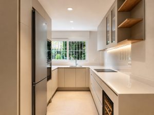 Cocina con encimera en cascada – reforma integral en Torrelodones