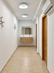 Vestuarios renovados – reforma de local para centro de entrenamiento en Torrelodones