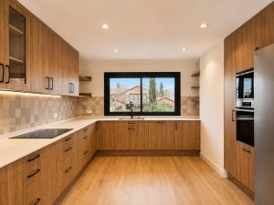 Cocina de madera con encimera porcelánica blanca – reforma integral de chalet en Torrelodones