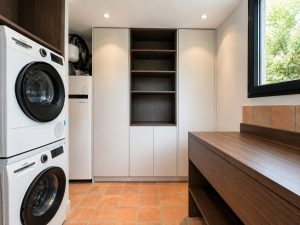 Lavadero con mueble de madera – reforma integral de chalet en Los Peñascales, Torrelodones