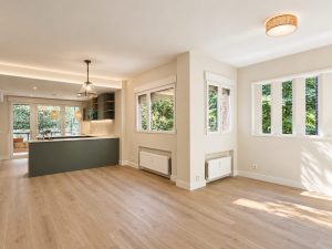 Salón abierto a la cocina – reforma integral de piso en Madrid