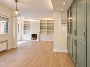 Salón abierto a la cocina – reforma integral de piso en Madrid