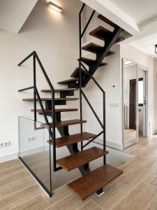 Escalera volada de acero negro y madera – reforma integral de chalet en Los Peñascales, Torrelodones