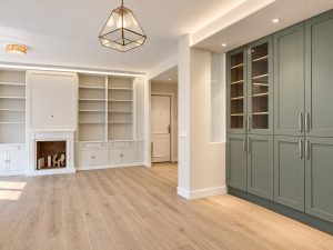 Salón abierto a la cocina – reforma integral de piso en Madrid