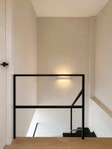 Escalera volada de acero negro y madera – reforma integral de chalet en Los Peñascales, Torrelodones