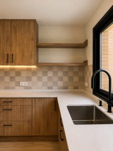 Cocina de madera con encimera porcelánica blanca – reforma integral de chalet en Torrelodones
