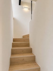 Escalera volada de acero negro y madera – reforma integral de chalet en Los Peñascales, Torrelodones