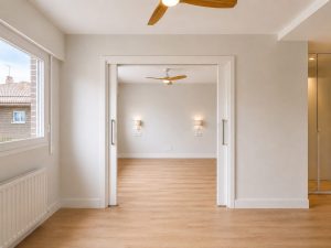 Dormitorio principal con vestidor – reforma integral en Torrelodones
