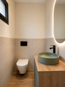Aseo con lavabo sobre encimera – reforma integral de chalet en Torrelodones
