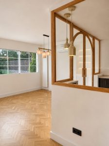 Comedor con cerramiento de roble hacia la cocina · reforma integral en Torrelodones