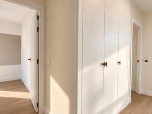 Dormitorio con armario empotrado a medida, chalet reformado en Alcobendas