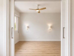 Dormitorio principal con vestidor – reforma integral en Torrelodones