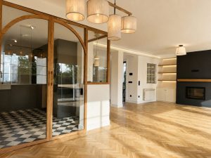 Cocina vista desde el comedor a través del cerramiento de roble · reforma integral en Torrelodones