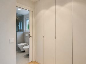 Baño principal con mueble de roble – reforma integral en Torrelodones