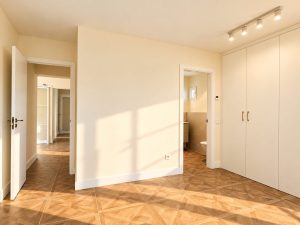 Dormitorio principal en la reforma integral de un chalet en Las Rozas