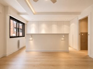 Dormitorio principal con armario en L – reforma integral de vivienda en Torrelodones