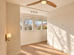 Dormitorio principal luminoso con ventanas nuevas, chalet reformado en Alcobendas