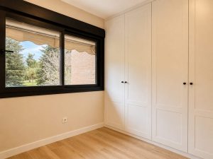 Armarios a medida lacados en blanco – reforma integral de chalet en Torrelodones