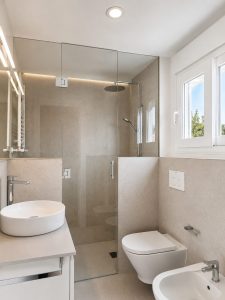 Baño principal con mueble de roble – reforma integral en Torrelodones