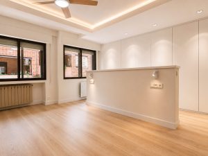 Dormitorio principal con armario en L – reforma integral de vivienda en Torrelodones