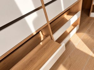 Detalle de cajones en vestidor a medida de madera, reforma en Alcobendas