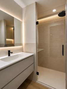Baño principal en tonos crema – reforma integral de chalet en Torrelodones