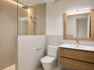 Baño en porcelánico claro – reforma integral en Torrelodones