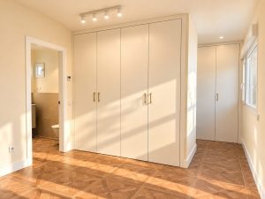 Dormitorio principal en la reforma integral de un chalet en Las Rozas