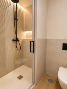 Baño principal en tonos crema – reforma integral de chalet en Torrelodones