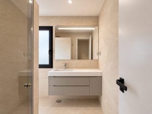 Baño en tonos cálidos – reforma integral de chalet en Los Peñascales, Torrelodones