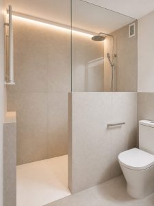 Baño en porcelánico claro – reforma integral en Torrelodones