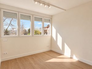 Dormitorio luminoso con focos en carril, reforma integral en Alcobendas