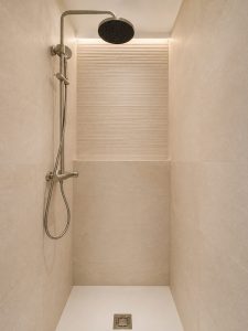 Baño en tonos cálidos – reforma integral de chalet en Los Peñascales, Torrelodones