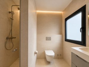 Baño en tonos cálidos – reforma integral de chalet en Los Peñascales, Torrelodones