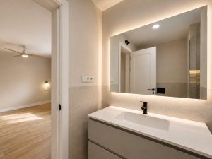 Baño con grifería negra – reforma integral de chalet en Torrelodones
