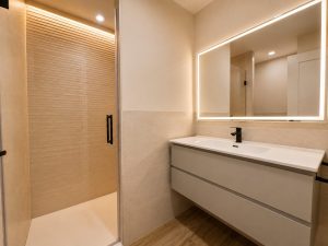 Baño con grifería negra – reforma integral de chalet en Torrelodones