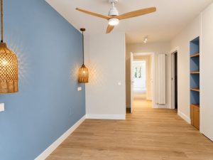 Dormitorio principal con pared azul – reforma integral de piso en Madrid