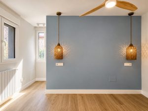Dormitorio principal con pared azul – reforma integral de piso en Madrid