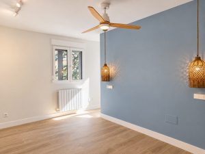 Dormitorio principal con pared azul – reforma integral de piso en Madrid