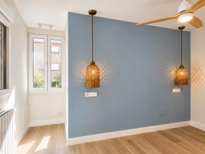 Dormitorio principal con pared azul – reforma integral de piso en Madrid
