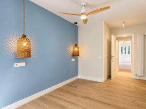 Dormitorio principal con pared azul – reforma integral de piso en Madrid